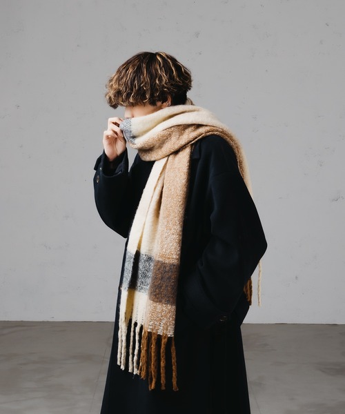 epnok（エプノック）の「アソートボリュームマフラー（マフラー・メンズ・ブラック/グレー/アイボリー/ベージュ/ブラウン/マスタード/グレイッシュブルー/ブルー/イエロー/ナチュラル/ベージュ系/アッシュグレー/ブルー系/ウッド/ブラック×グレー/ホワイト×ブルー・FREE）」の11枚目の写真