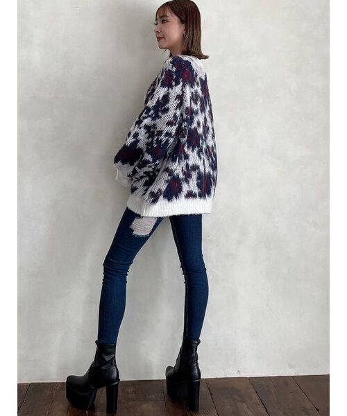 GYDA(ジェイダ)の「ミドルウエスト BOTH RIPPED スキニーデニムパンツ(デニムパンツ・レディース・インディゴブルー/ブルー・X-SMALL/SMALL/MEDIUM)」の4枚目の写真