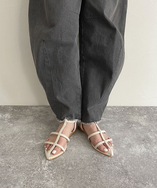 fredy emue(フレディエミュ)の「ヌードストラップフラットサンダル(サンダル・レディース・アイボリー/ブラック・S/M/L)」の4枚目の写真