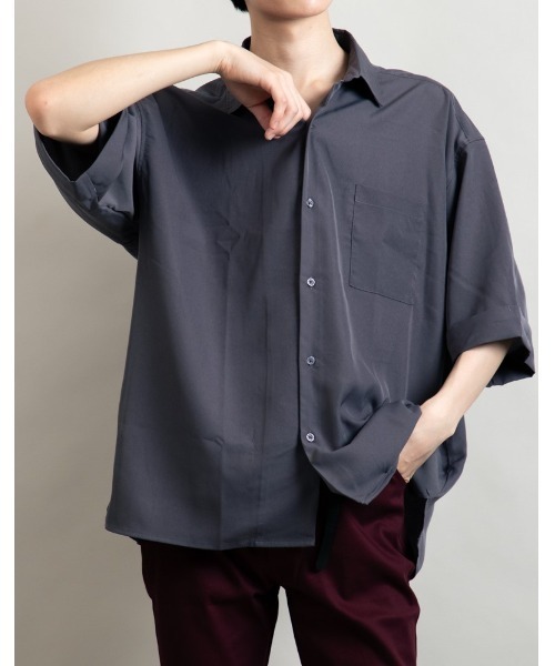 En serio TOKYO(エンソリオトーキョー)の「ターンバックスリーブ ワイドシルエット トロミドレープシャツ(シャツ/ブラウス・メンズ・ブラック/チャコールグレー/ホワイト・M/L)」の3枚目の写真