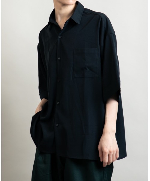 En serio TOKYO(エンソリオトーキョー)の「ターンバックスリーブ ワイドシルエット トロミドレープシャツ(シャツ/ブラウス・メンズ・ブラック/チャコールグレー/ホワイト・M/L)」の2枚目の写真