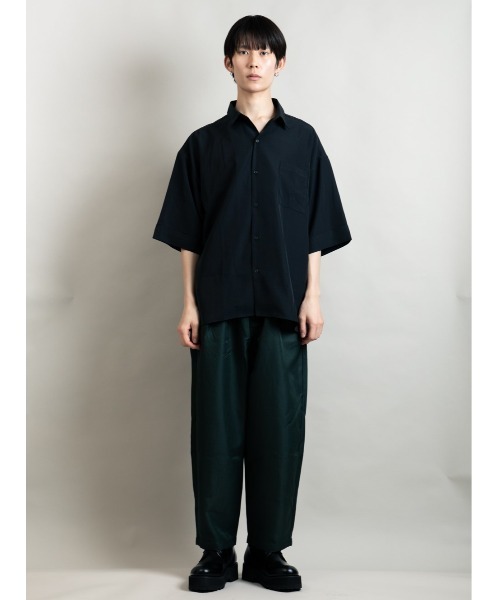 En serio TOKYO(エンソリオトーキョー)の「ターンバックスリーブ ワイドシルエット トロミドレープシャツ(シャツ/ブラウス・メンズ・ブラック/チャコールグレー/ホワイト・M/L)」の7枚目の写真