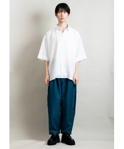 En serio TOKYO(エンソリオトーキョー)の「ターンバックスリーブ ワイドシルエット トロミドレープシャツ(シャツ/ブラウス・メンズ・ブラック/チャコールグレー/ホワイト・M/L)」の4枚目の写真