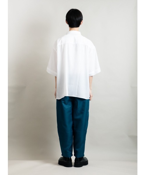 En serio TOKYO(エンソリオトーキョー)の「ターンバックスリーブ ワイドシルエット トロミドレープシャツ(シャツ/ブラウス・メンズ・ブラック/チャコールグレー/ホワイト・M/L)」の6枚目の写真