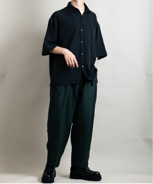 En serio TOKYO(エンソリオトーキョー)の「ターンバックスリーブ ワイドシルエット トロミドレープシャツ(シャツ/ブラウス・メンズ・ブラック/チャコールグレー/ホワイト・M/L)」の22枚目の写真