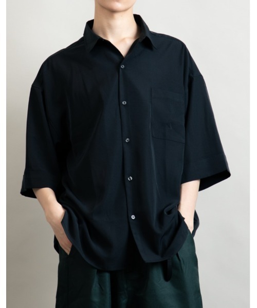 En serio TOKYO(エンソリオトーキョー)の「ターンバックスリーブ ワイドシルエット トロミドレープシャツ(シャツ/ブラウス・メンズ・ブラック/チャコールグレー/ホワイト・M/L)」の21枚目の写真