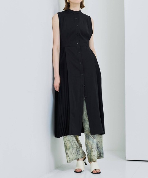 STUDIOUS（ステュディオス）の「【STUDIOUS/ステュディオス】ドライツイルサイドプリーツワンピース（ワンピース・レディース・ベージュ/グリーン/ブラック・1/2）」の2枚目の写真
