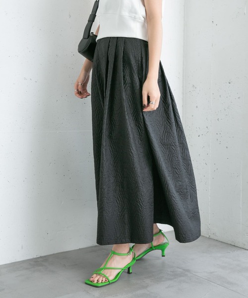 KBF（ケイビーエフ）の「フクレジャガードタックフレアスカート（スカート・レディース・ブラック/アイボリー・ONE）」の4枚目の写真