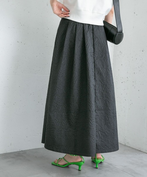 KBF（ケイビーエフ）の「フクレジャガードタックフレアスカート（スカート・レディース・ブラック/アイボリー・ONE）」の21枚目の写真