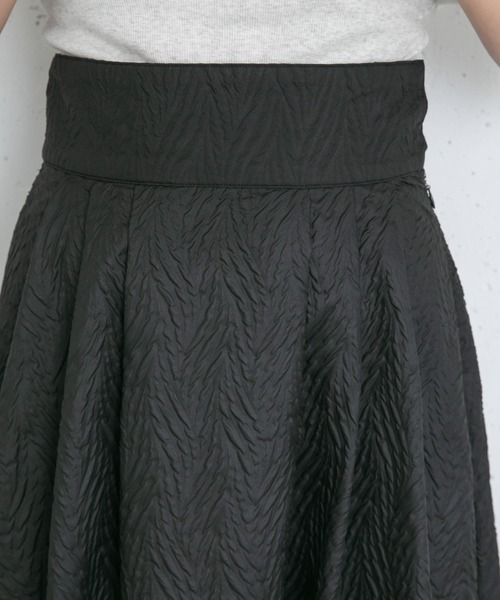 KBF（ケイビーエフ）の「フクレジャガードタックフレアスカート（スカート・レディース・ブラック/アイボリー・ONE）」の9枚目の写真