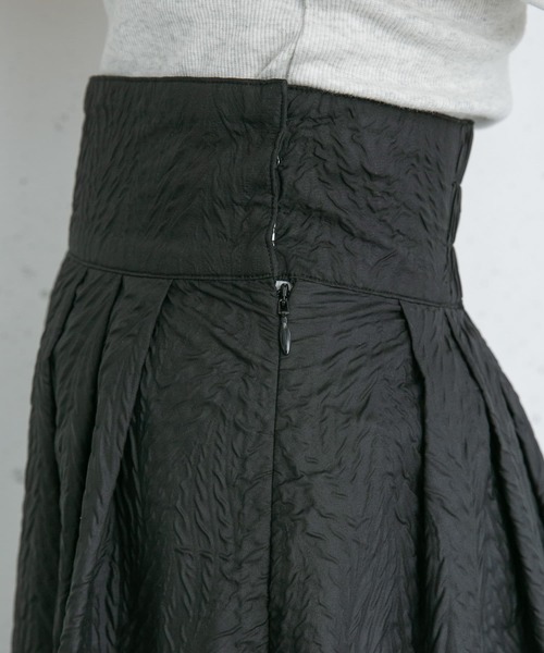KBF（ケイビーエフ）の「フクレジャガードタックフレアスカート（スカート・レディース・ブラック/アイボリー・ONE）」の11枚目の写真