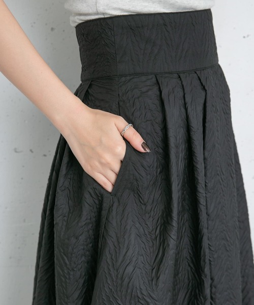 KBF（ケイビーエフ）の「フクレジャガードタックフレアスカート（スカート・レディース・ブラック/アイボリー・ONE）」の12枚目の写真