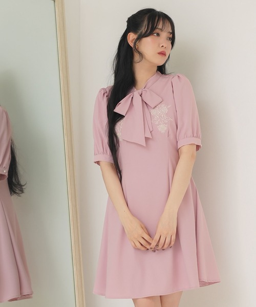 Newlyme(ニューリーミー)の「刺繍入りリボンタイワンピース(ワンピース・レディース・スカイブルー/ブラック/ベビーピンク/ホワイト・MEDIUM/LARGE/XX-LARGE/X-LARGE)」の4枚目の写真