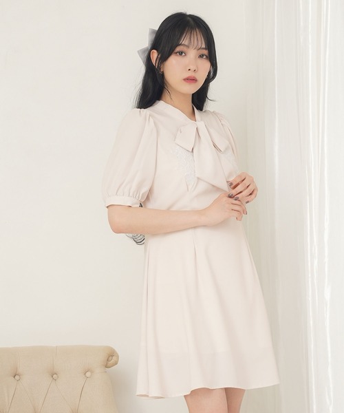 Newlyme(ニューリーミー)の「刺繍入りリボンタイワンピース(ワンピース・レディース・スカイブルー/ブラック/ベビーピンク/ホワイト・MEDIUM/LARGE/XX-LARGE/X-LARGE)」の2枚目の写真