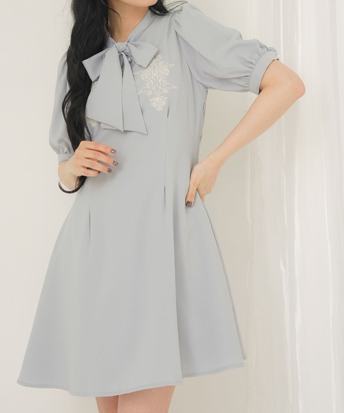 Newlyme(ニューリーミー)の「刺繍入りリボンタイワンピース(ワンピース・レディース・スカイブルー/ブラック/ベビーピンク/ホワイト・MEDIUM/LARGE/XX-LARGE/X-LARGE)」の9枚目の写真