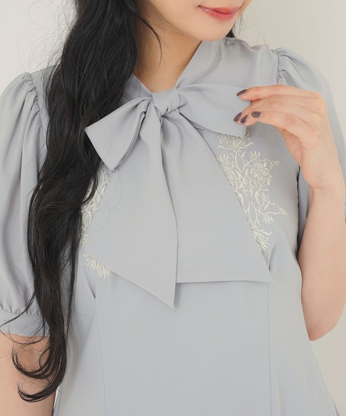 Newlyme(ニューリーミー)の「刺繍入りリボンタイワンピース(ワンピース・レディース・スカイブルー/ブラック/ベビーピンク/ホワイト・MEDIUM/LARGE/XX-LARGE/X-LARGE)」の10枚目の写真