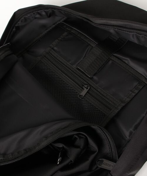 GERRY(ジェリー)の「GERRY / 撥水加工 リサイクルポリエステル REPREVE デイパック / リュック / 通勤バッグ / PCバッグ/ R1757(ショルダーバッグ・レディース・ブラック/チャコールグレー・ONESIZE)」の5枚目の写真