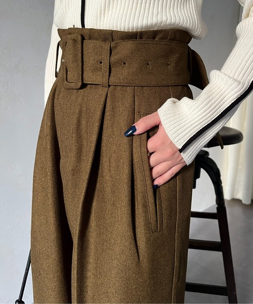Thevon（ゼボン）の「ベルト付き起毛ハイウエストタックパンツ（スラックス・レディース・チャコールグレー/ブラック/カーキ/グレイッシュベージュ・FREE）」の13枚目の写真