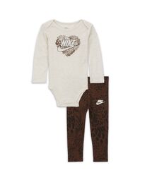NIKE（ナイキ）の「ナイキ アニマル プリント ボディスーツ アンド レギンス セットアップ ベビー ツーピース セットアップ / Nike Animal Print Bodysuit and Leggings Set Baby 2-Piece Set＜80-90cm 展開＞（スポーツグッズ・キッズ）」