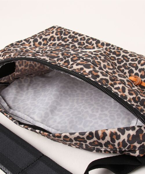 FREDRIK PACKERS（フレドリックパッカーズ）の「FREDRIK PACKERS / フレドリックパッカーズ / 500D FUNNY PACK（ショルダーバッグ・レディース・ブラック/レオパード/ベージュ/ネイビー/チャコールグレー・ONESIZE）」の20枚目の写真