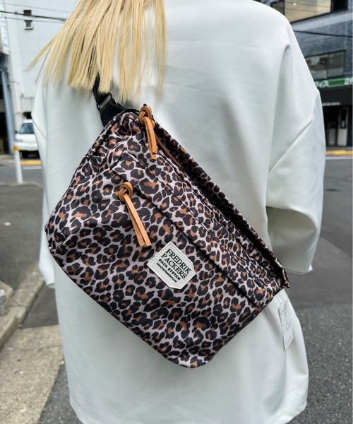 FREDRIK PACKERS（フレドリックパッカーズ）の「FREDRIK PACKERS / フレドリックパッカーズ / 500D FUNNY PACK（ショルダーバッグ・レディース・ブラック/レオパード/ベージュ/ネイビー/チャコールグレー・ONESIZE）」の5枚目の写真