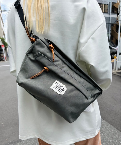 FREDRIK PACKERS（フレドリックパッカーズ）の「FREDRIK PACKERS / フレドリックパッカーズ / 500D FUNNY PACK（ショルダーバッグ・レディース・ブラック/レオパード/ベージュ/ネイビー/チャコールグレー・ONESIZE）」の2枚目の写真
