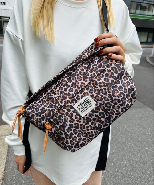 FREDRIK PACKERS（フレドリックパッカーズ）の「FREDRIK PACKERS / フレドリックパッカーズ / 500D FUNNY PACK（ショルダーバッグ・レディース・ブラック/レオパード/ベージュ/ネイビー/チャコールグレー・ONESIZE）」の8枚目の写真
