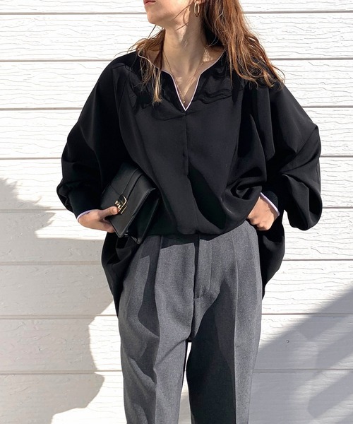 Q(キュー)の「キーネックパイピングブラウス(シャツ/ブラウス・レディース・ホワイト/ブラック・MEDIUM)」の2枚目の写真