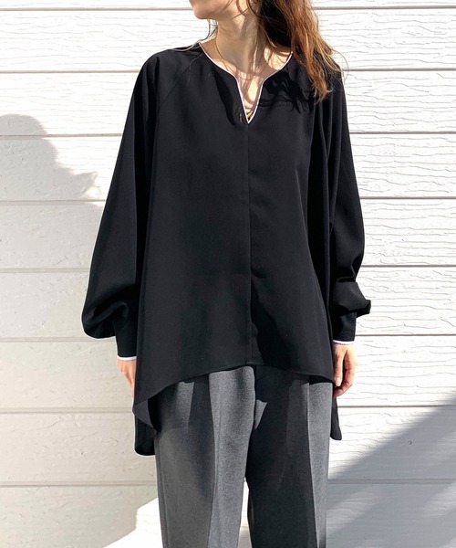 Q(キュー)の「キーネックパイピングブラウス(シャツ/ブラウス・レディース・ホワイト/ブラック・MEDIUM)」の3枚目の写真