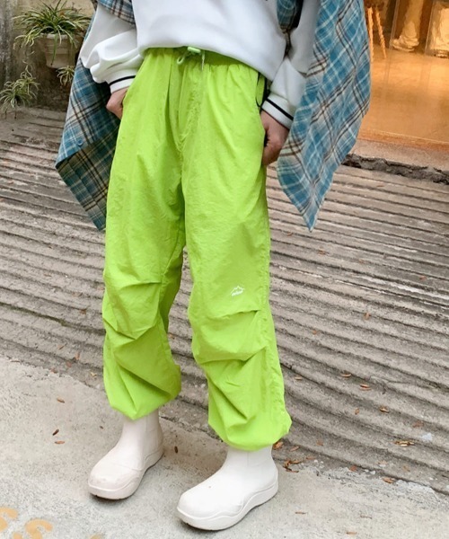 MGV(エムジーヴィー)の「ワンポイントナイロンカラーパンツ(その他パンツ・メンズ・グリーン/ピンク/イエロー/ブラック/ライトブルー・MEDIUM/LARGE/X-LARGE)」の2枚目の写真