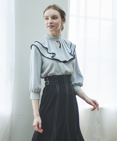 AND COUTURE（アンドクチュール）の「配色フリルケープブラウス（シャツ/ブラウス・レディース・オフホワイト/ライトグレー/ネイビー・FREE）」の2枚目の写真