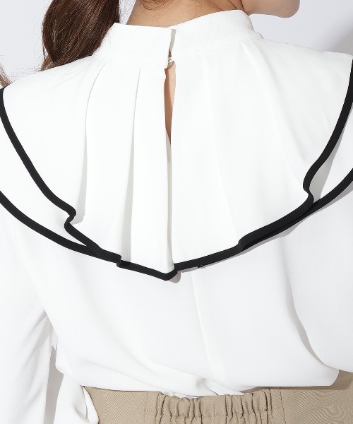 AND COUTURE（アンドクチュール）の「配色フリルケープブラウス（シャツ/ブラウス・レディース・オフホワイト/ライトグレー/ネイビー・FREE）」の16枚目の写真