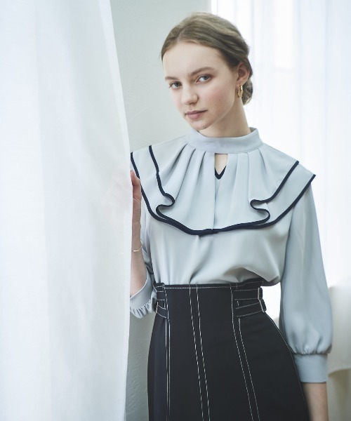 AND COUTURE（アンドクチュール）の「配色フリルケープブラウス（シャツ/ブラウス・レディース・オフホワイト/ライトグレー/ネイビー・FREE）」の10枚目の写真