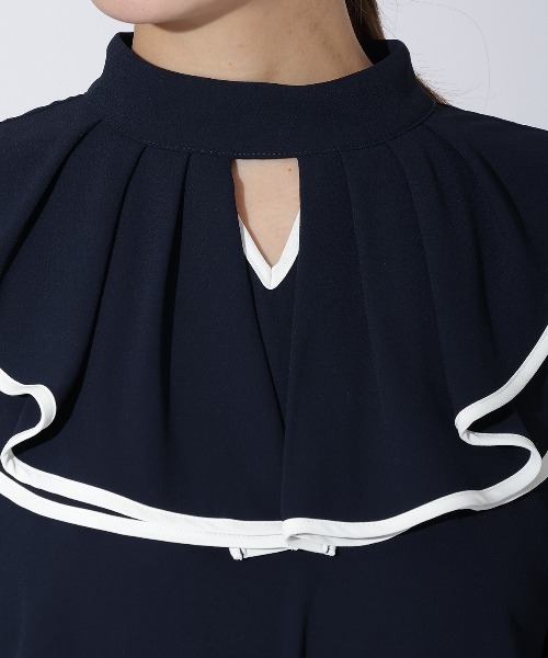 AND COUTURE（アンドクチュール）の「配色フリルケープブラウス（シャツ/ブラウス・レディース・オフホワイト/ライトグレー/ネイビー・FREE）」の6枚目の写真