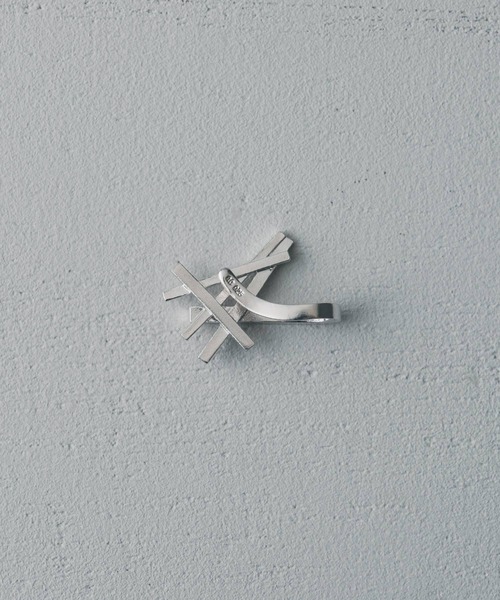and cloud(アンドクラウド)の「Overlap Upside Cuff(イヤーカフ・レディース・シルバー/ブラック・FREE)」の5枚目の写真