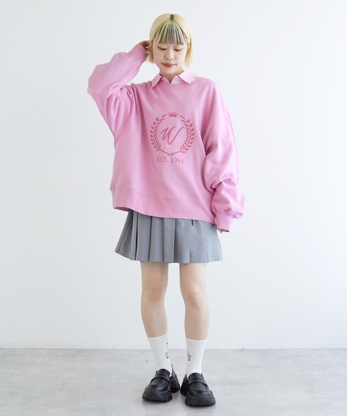 w closet（ダブルクローゼット）の「エンブレム刺しゅうプルオーバー