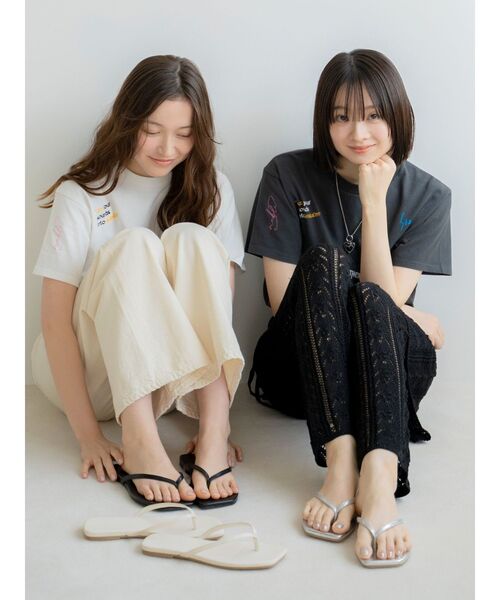 Ungrid(アングリッド)の「スクエアトゥフェイクレザーサンダル(サンダル・レディース・シルバー/ブラック/オフホワイト・S/M/L)」の5枚目の写真