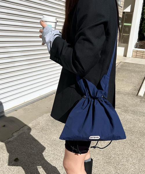 OUTDOOR PRODUCTS Usual Things(アウトドアプロダクツユージュアルシングス)の「EVERYDAY BAG MEDIUM(ショルダーバッグ・レディース・ネイビー/パープル/ホワイト/グリーン/ブラック・FREE)」の4枚目の写真