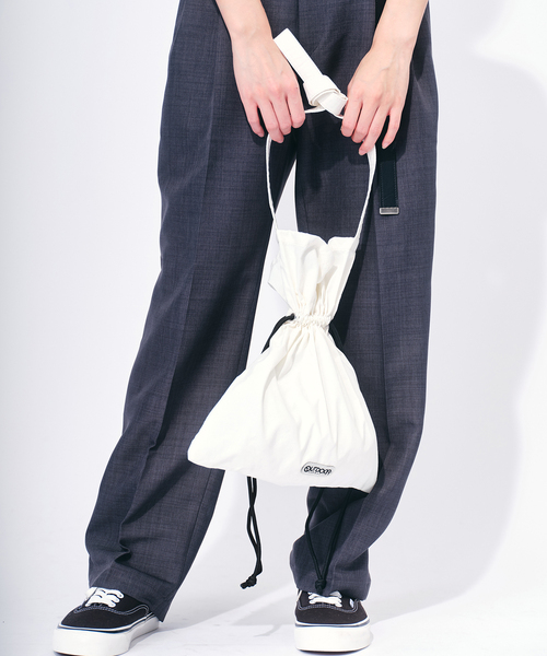 OUTDOOR PRODUCTS Usual Things(アウトドアプロダクツユージュアルシングス)の「EVERYDAY BAG MEDIUM(ショルダーバッグ・レディース・ネイビー/パープル/ホワイト/グリーン/ブラック・FREE)」の7枚目の写真