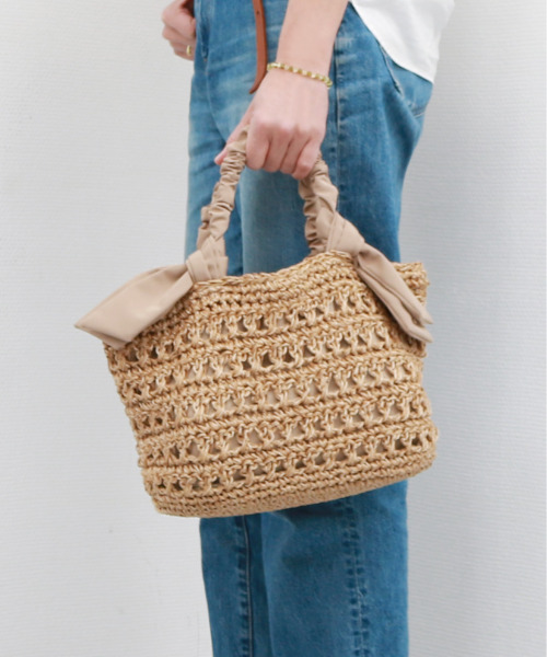 cache cache（カシュ カシュ）の「カシュカシュ cachecache / 下がりリボン柄編みトートバッグ（かごバッグ・レディース・ブルー/グリーン/ベージュ系その他/ラベンダー/マスタード/オレンジ/ブラック・FREE）」の2枚目の写真