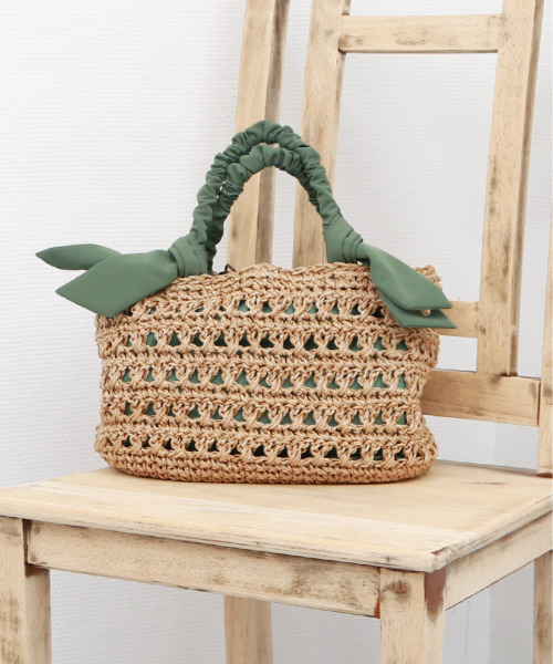 cache cache（カシュ カシュ）の「カシュカシュ cachecache / 下がりリボン柄編みトートバッグ（かごバッグ・レディース・ブルー/グリーン/ベージュ系その他/ラベンダー/マスタード/オレンジ/ブラック・FREE）」の3枚目の写真