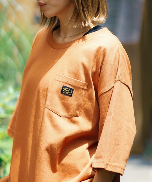 RVCA（ルーカ）の「RVCA メンズ AMERICANA LABEL POCKET TEE Ｔシャツ 【2024年春夏モデル】/ルーカ半袖ワンポイントポケットTシャツ（Tシャツ/カットソー・メンズ・オレンジ系その他/ブラック/ホワイト/ダークネイビー・X-LARGE/SMALL/MEDIUM/LARGE）」の4枚目の写真
