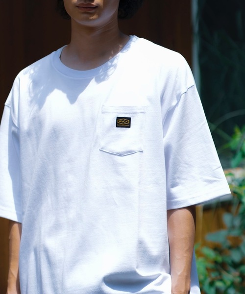 RVCA（ルーカ）の「RVCA メンズ AMERICANA LABEL POCKET TEE Ｔシャツ 【2024年春夏モデル】/ルーカ半袖ワンポイントポケットTシャツ（Tシャツ/カットソー・メンズ・オレンジ系その他/ブラック/ホワイト/ダークネイビー・X-LARGE/SMALL/MEDIUM/LARGE）」の2枚目の写真