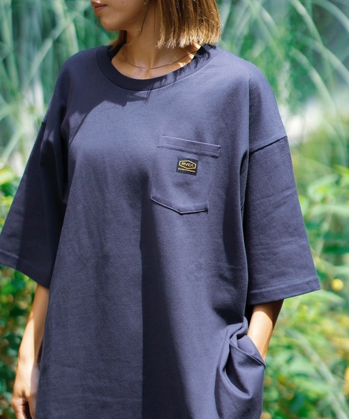 RVCA（ルーカ）の「RVCA メンズ AMERICANA LABEL POCKET TEE Ｔシャツ 【2024年春夏モデル】/ルーカ半袖ワンポイントポケットTシャツ（Tシャツ/カットソー・メンズ・オレンジ系その他/ブラック/ホワイト/ダークネイビー・X-LARGE/SMALL/MEDIUM/LARGE）」の3枚目の写真