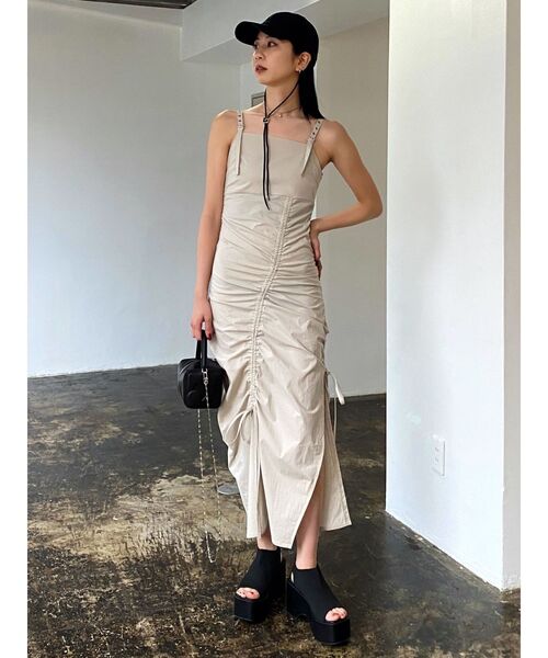 EMODA（エモダ）の「ドローストリングナイロンマキシワンピース（ワンピース・レディース・ブラック/アイボリー/カーキ・FREE）」の12枚目の写真