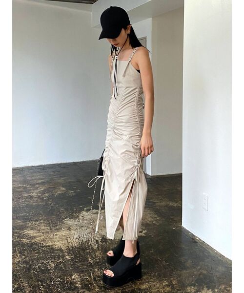 EMODA（エモダ）の「ドローストリングナイロンマキシワンピース（ワンピース・レディース・ブラック/アイボリー/カーキ・FREE）」の14枚目の写真