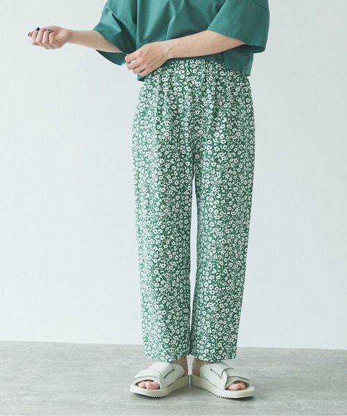 yuni 花柄カジュアルパンツ yuni（ユニ ）の「花刺繍パンツ（その他パンツ）」 - WEAR