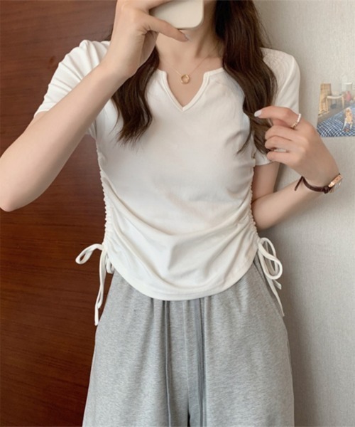 by muni:r(バイ ムニール)の「Vカットサイドシャーリング半袖Tシャツ(Tシャツ/カットソー・レディース・ホワイト/ブラック・FREE)」の3枚目の写真