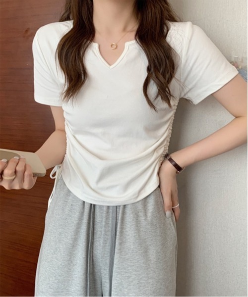 by muni:r(バイ ムニール)の「Vカットサイドシャーリング半袖Tシャツ(Tシャツ/カットソー・レディース・ホワイト/ブラック・FREE)」の4枚目の写真