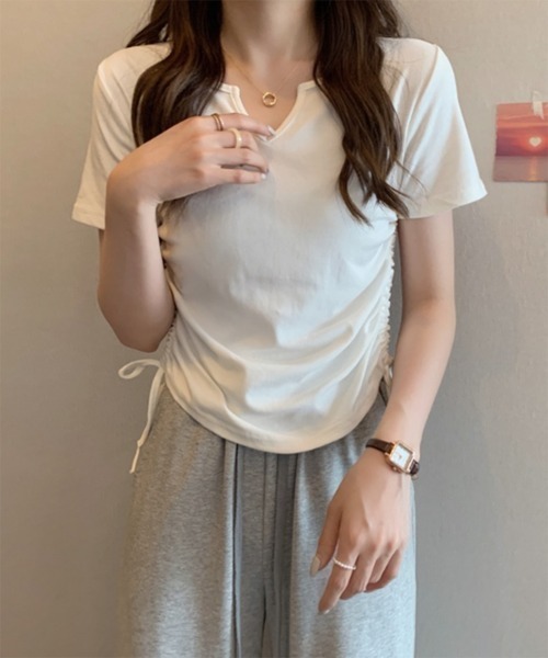 by muni:r(バイ ムニール)の「Vカットサイドシャーリング半袖Tシャツ(Tシャツ/カットソー・レディース・ホワイト/ブラック・FREE)」の8枚目の写真